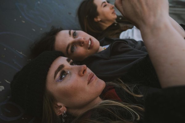 Sublimez vos paupières tombantes : conseils imparables pour un maquillage des yeux irrésistible !