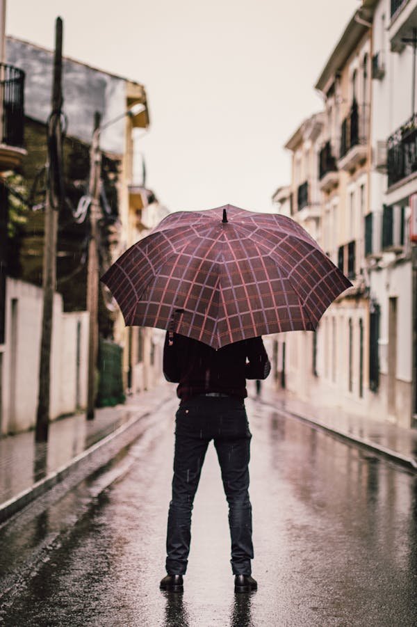 Découvrez le parapluie homme : chic et résistant à la pluie